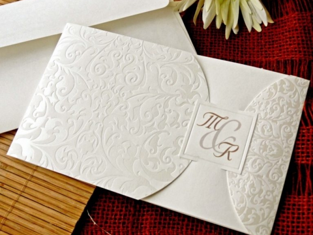 Invitatie alba cu motiv floral embosat