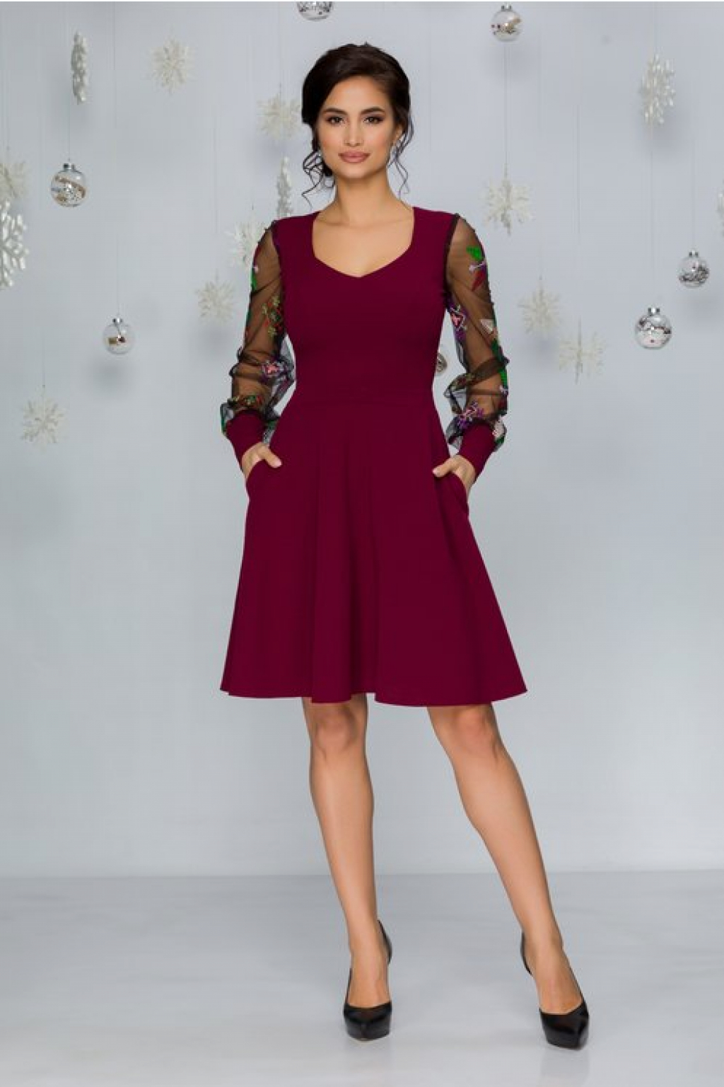 Rochie Carolina bordo cu maneci din tull negru si broderie multicolora