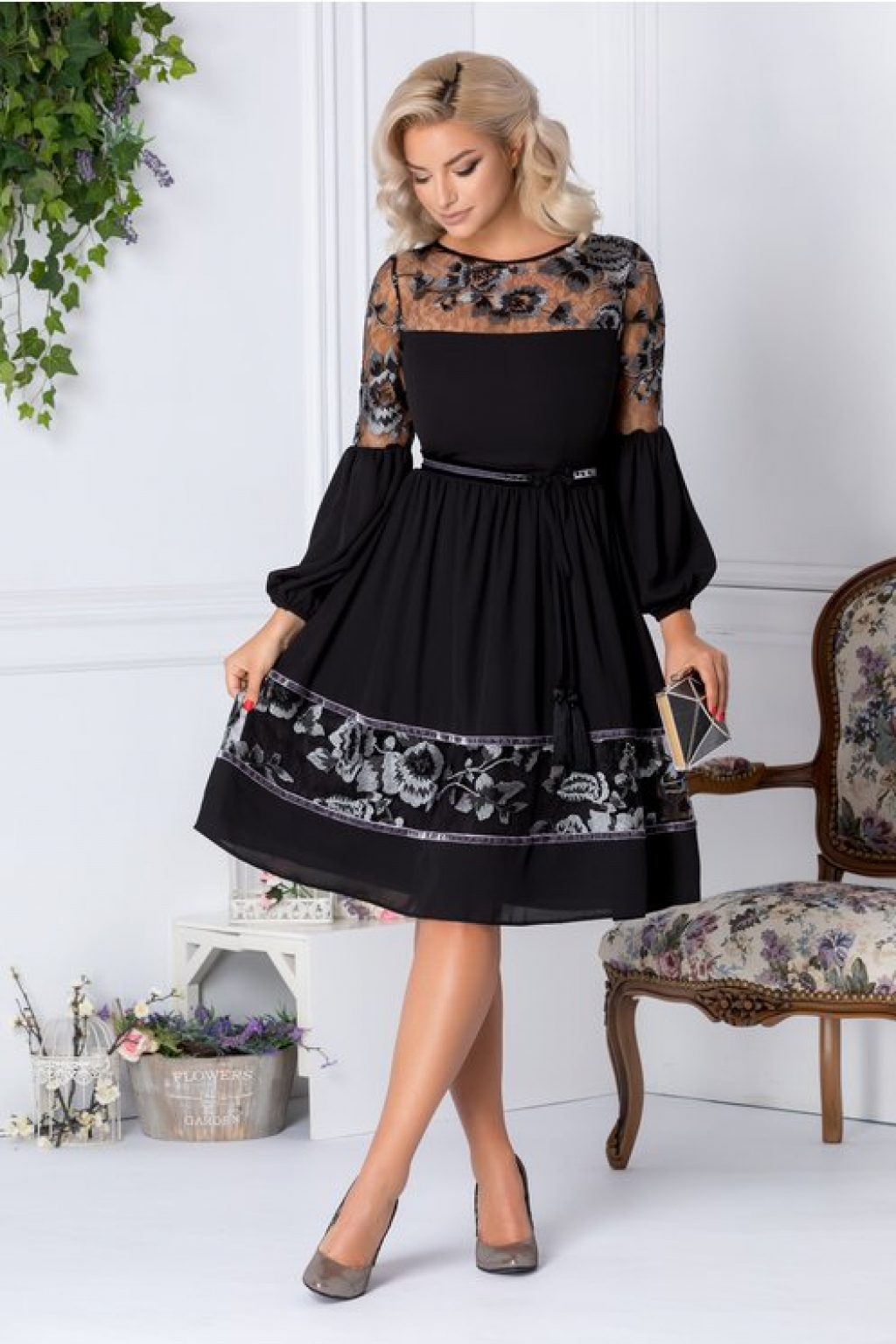 Rochie LaDonna clos neagra cu flori gri brodate