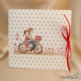 Invitatie crem cu buline si miri pe bicicleta