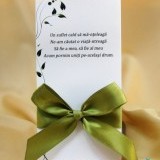 Invitatie de nunta alba cu model floral si funda verde
