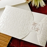 Invitatie alba cu motiv floral embosat