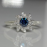 Inel din aur cu diamant albastru si diamante 122109DBDI