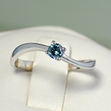 Inel de logodna din aur cu diamant albastru 001DB