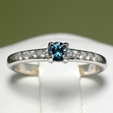 Inel de logodna din aur cu diamant albastru si diamante i1221904DbDi